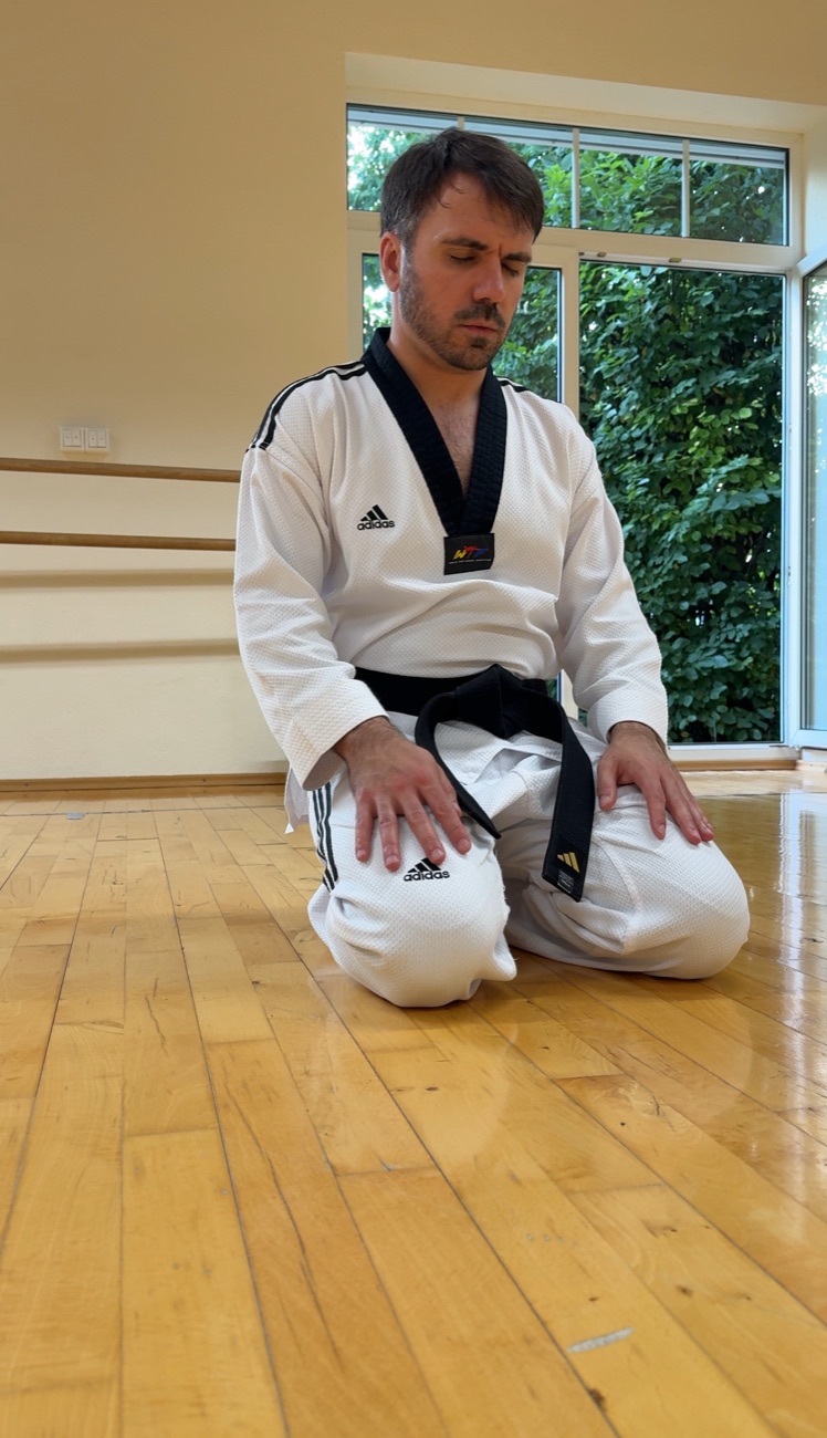 Sergius Geier, kniend im Taekwondo-Anzug