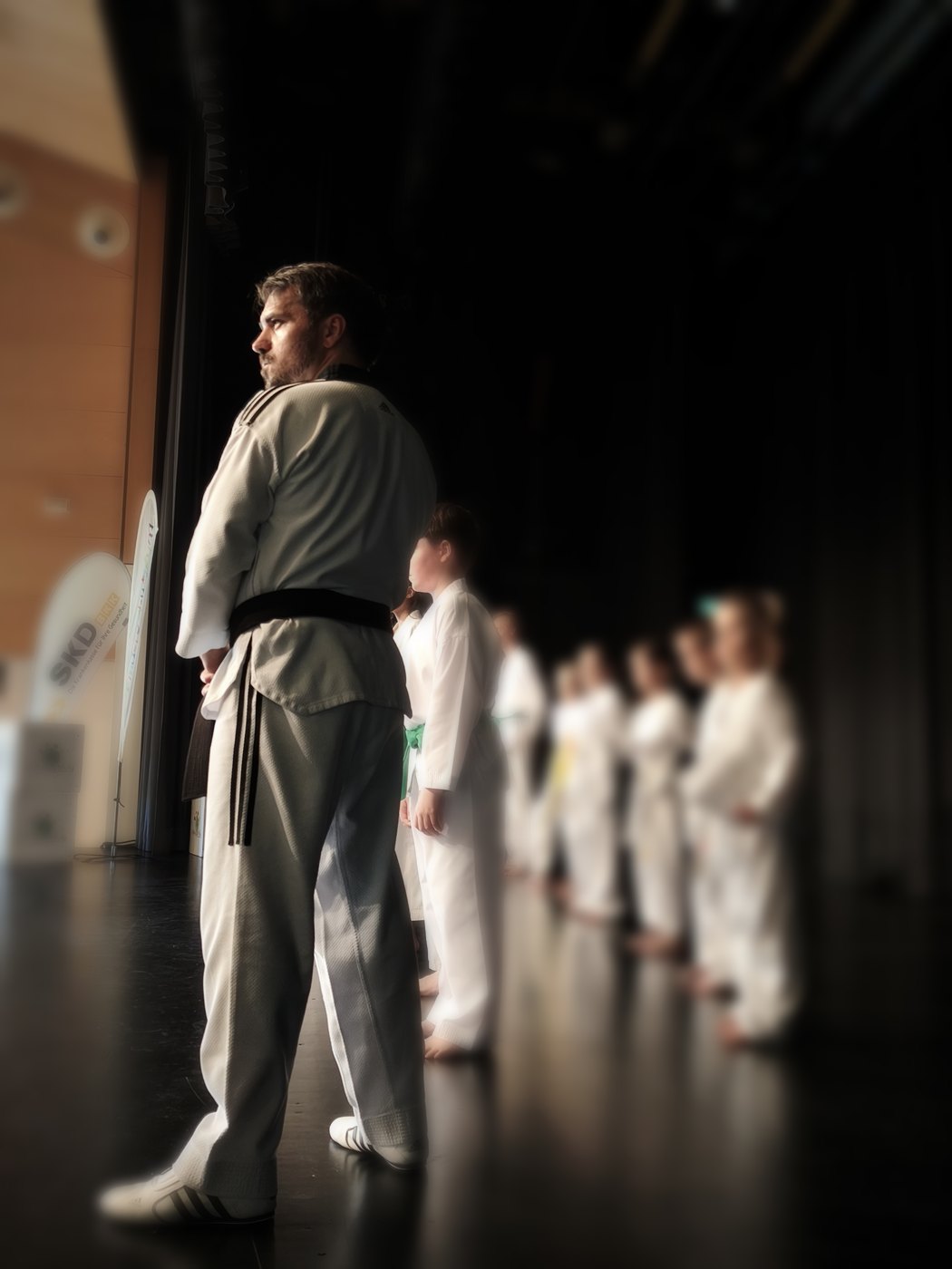 Sergius Geier leitet eine Gruppe im Taekwondo